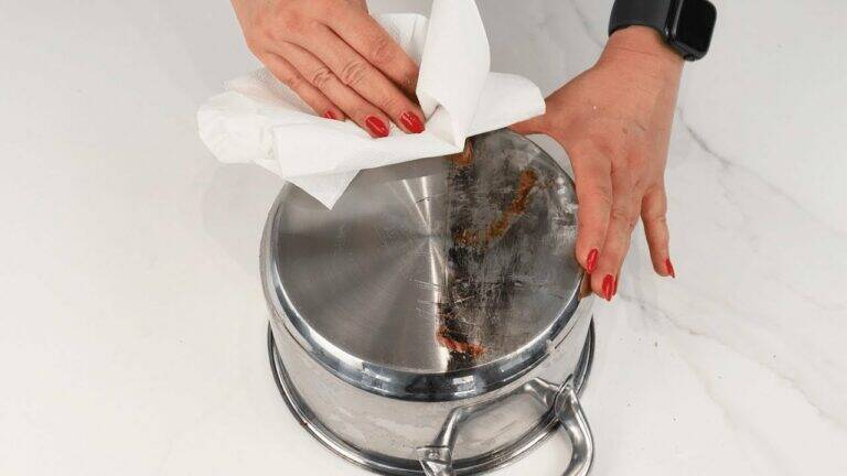 One simple ingredient that makes your pots shine like new in seconds…