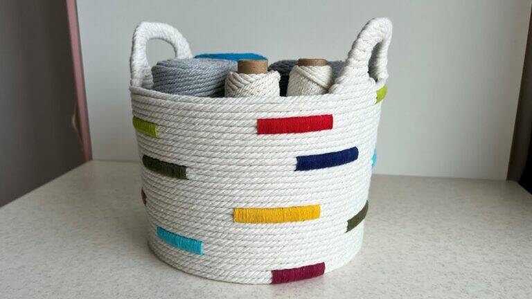This simple craft transforms glass jars into stunning decor … you’ll want to try it!