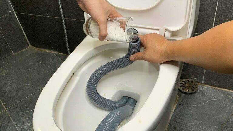 This simple method transforms your toilet odor problem into a fresh-smelling haven…