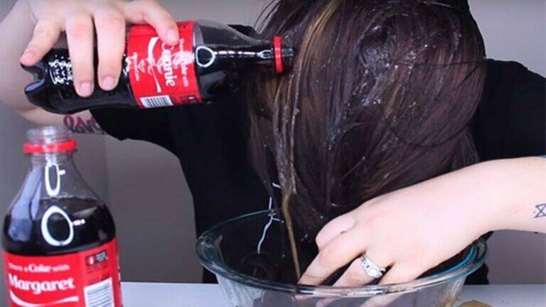 This simple trick transforms flat hair into stunning beachy waves… you’ll want to try it!