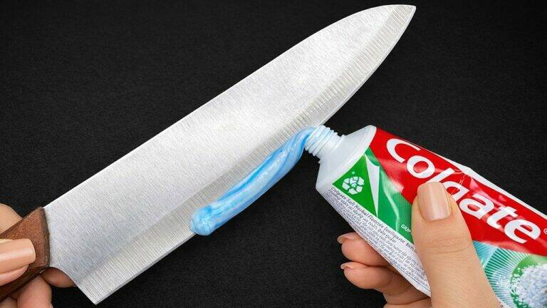 This old trick sharpens kitchen knives in just one minute… you’ll wonder why you waited!