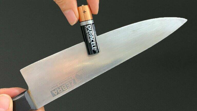 This simple battery trick transforms dull knives into razor-sharp tools in minutes…