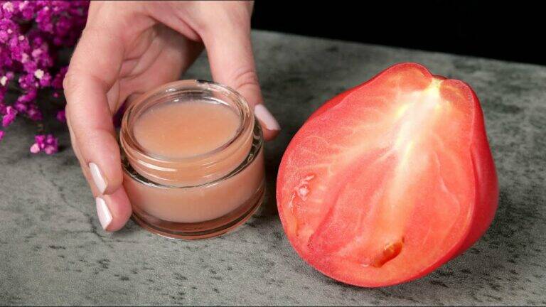 This simple trick can visibly transform your skin using just fresh tomatoes…