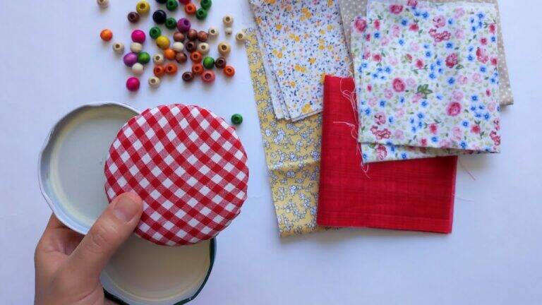 An old trick to transform leftover fabric and jar lids into stylish home decor…