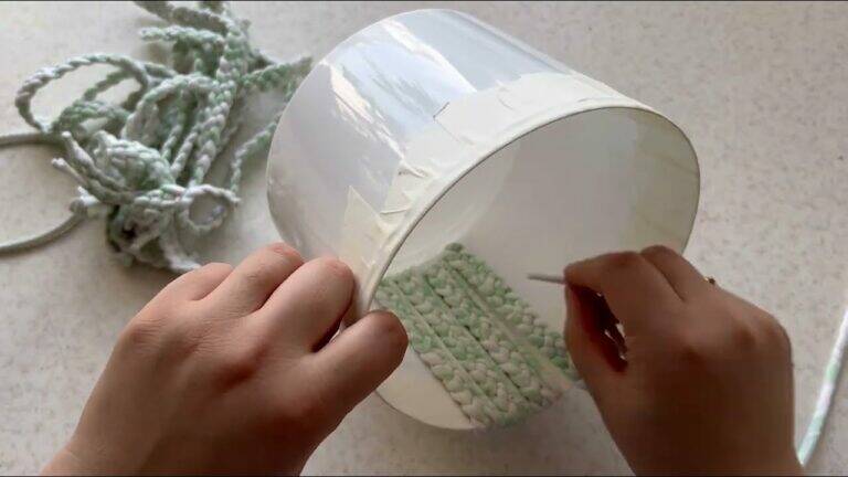 This hidden trick transforms a plastic bucket into a stunning garden feature…