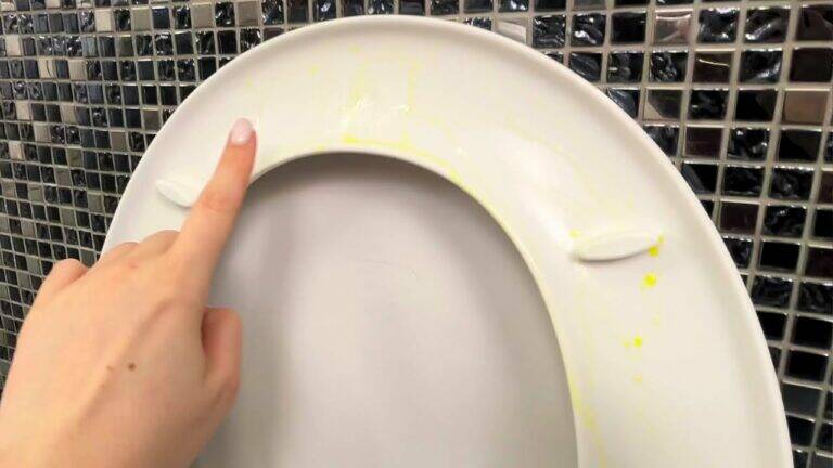 This simple trick makes yellow toilet stains vanish instantly… you’ll be amazed!