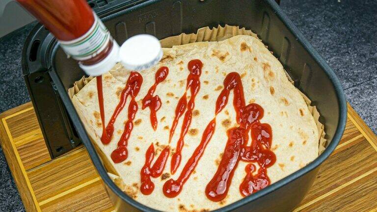 This simple recipe transforms tortillas into a cheesy pizza masterpiece in minutes…