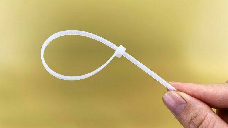 This simple trick transforms cable ties into unbeatable organizing tools…