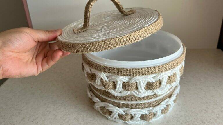 This simple transformation turns a plastic bucket into a stunning garden centerpiece…