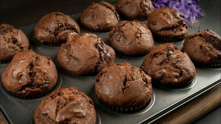 This simple recipe for chocolate muffins transforms ordinary ingredients into pure heaven…
