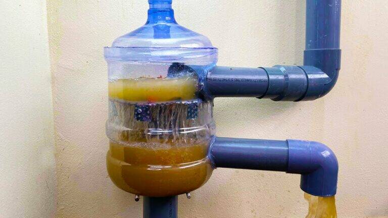 An old trick turns plastic bottles into amazing solutions for roof maintenance…