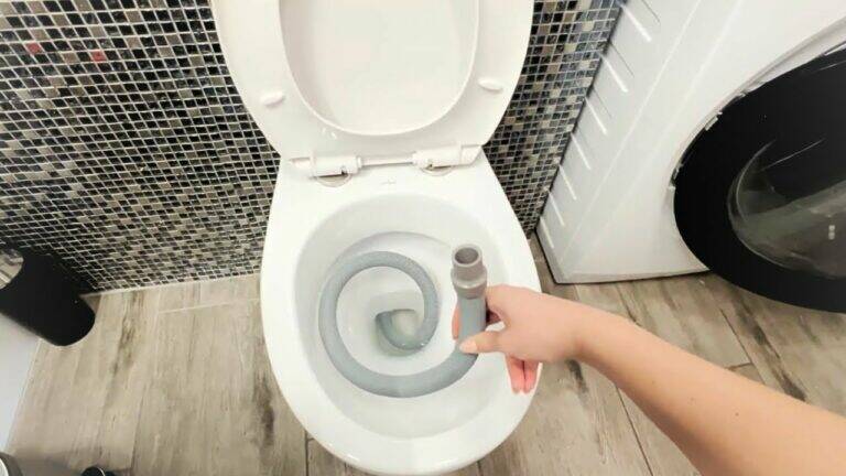 This simple trick transforms clogged toilets into fresh, clean spaces instantly…