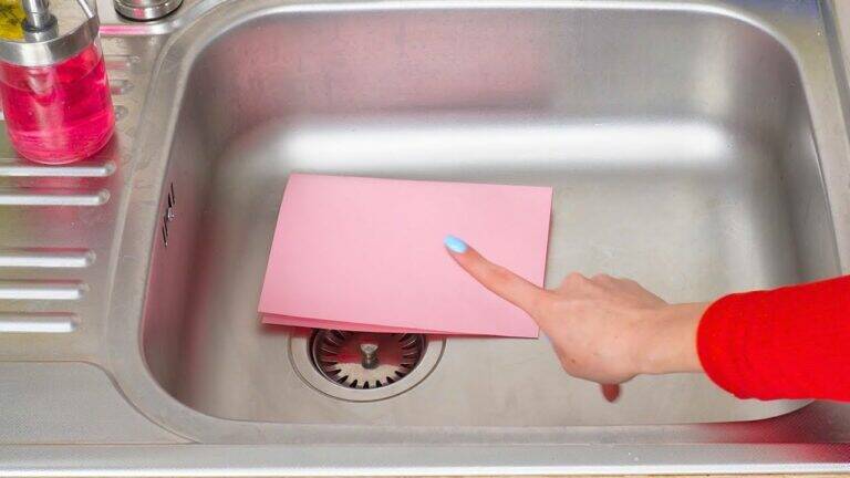 This simple trick keeps your home fresh and odor-free while you’re away…