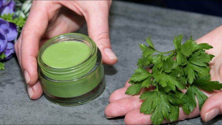 This simple remedy turns ordinary parsley into your skin’s secret weapon…