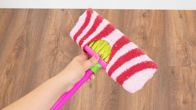 This simple hack transforms your broom into a dust-magnet… you’ll wonder why you didn’t try it!