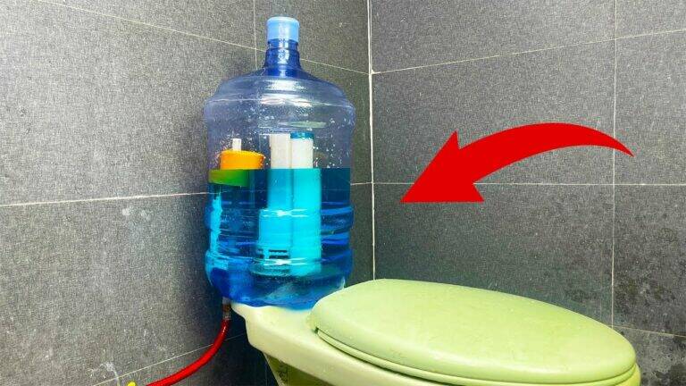 Some plumbers reuse empty bottles… discover how they transform your bathroom!