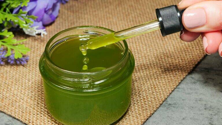 This simple oil blend transforms thinning hair into luscious locks… discover the secret!
