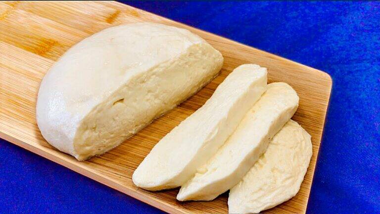 This simple technique turns fresh milk into delicious mozzarella in just 30 minutes…