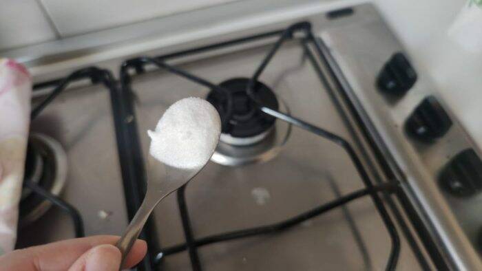 Espolvorea una Cucharada de Bicarbonato sobre la Placa de Cocina: Un Truco Sencillo para Dejarla Impecable