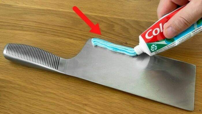 ¿Pasta de Dientes en un Cuchillo de Cocina? El Truco Casero para Limpiarlo y Mantener su Filo