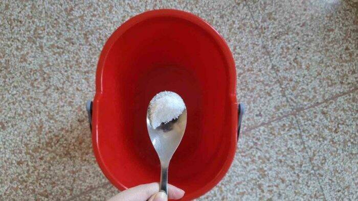 Añade una Pizca de Sal a tu Cubo de Limpieza: Un Truco Sencillo para Ahorrar Dinero y Mantener tu Hogar Impecable
