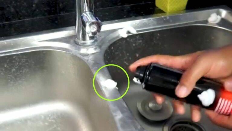 Mettez de la mousse à raser dans l’évier : le secret des femmes au foyer