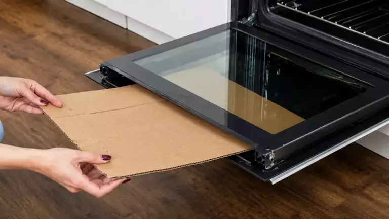 Je oven weer brandschoon zonder hem uit elkaar te halen? Met deze eenvoudige truc lukt het verrassend snel