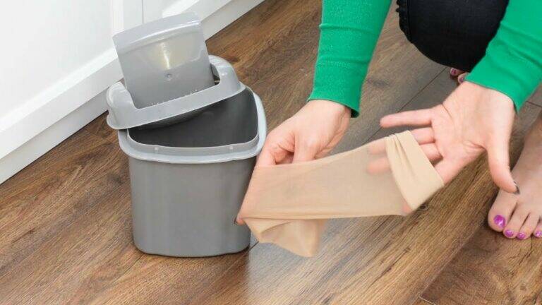 This simple trick keeps your trash bin clean and tidy… you’ll wish you knew it sooner!