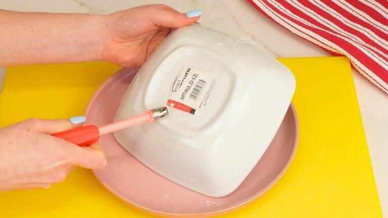 This simple trick removes labels in 60 seconds… enjoy spotless dishes again!