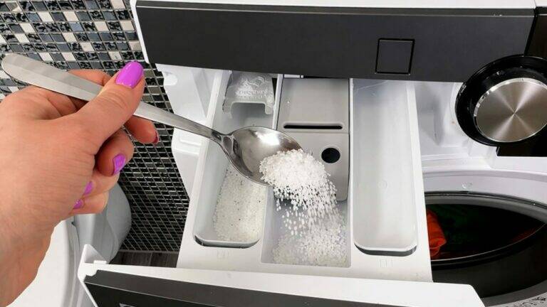 Ein Löffel soll die Waschmaschine schützen – was an diesem Haushaltstrick wirklich sinnvoll ist