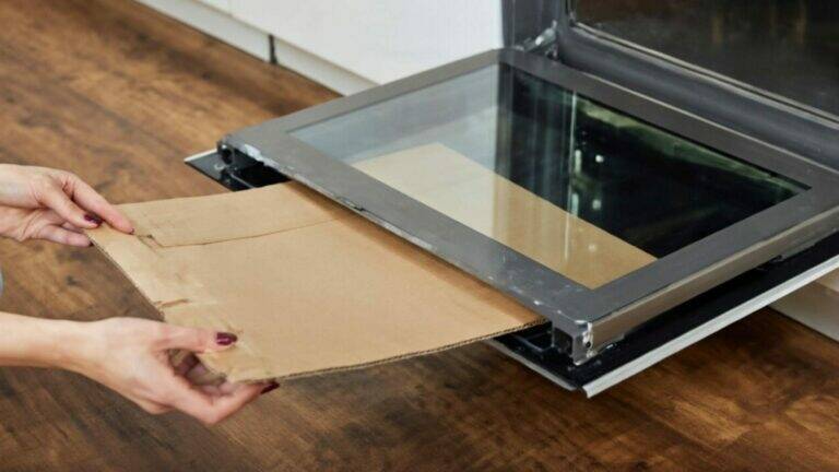 Ein einfacher Trick, um deinen Ofen blitzsauber zu bekommen, ohne ihn auseinanderzubauen…