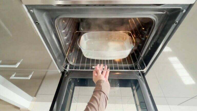 Der einfache Trick, den Backofen nur mit Restwärme zu reinigen