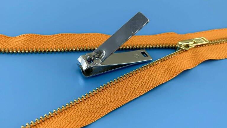 This old trick can transform a broken zipper in minutes…