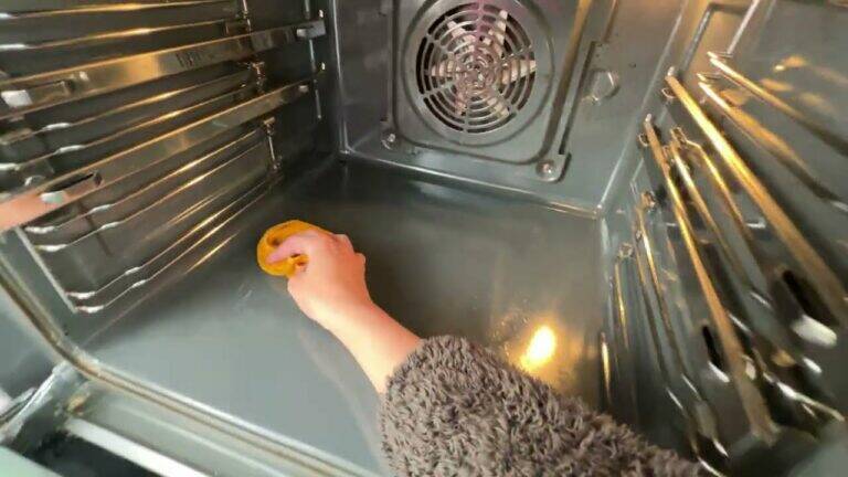 This simple trick keeps your oven spotless and saves you hours of scrubbing…