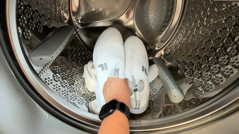 Ne lavez plus vos chaussures à la main : 6 astuces simples pour leur redonner un aspect neuf