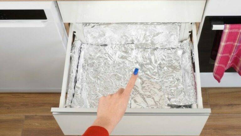 Placez une feuille d’aluminium dans votre tiroir : cette astuce simplifie vraiment le nettoyage