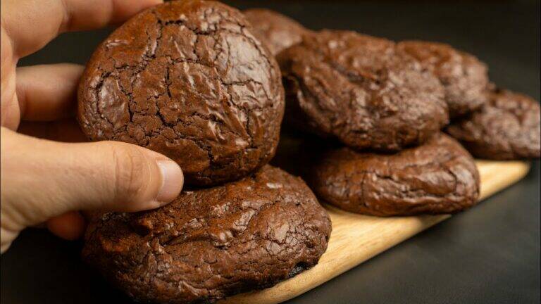 This simple recipe transforms everyday ingredients into the most irresistible brownie cookies…