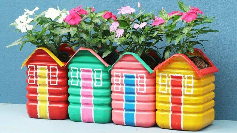 This simple idea turns plastic bottles into a stunning garden masterpiece…