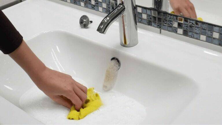 This simple trick will make your drain shine like new in just seconds…