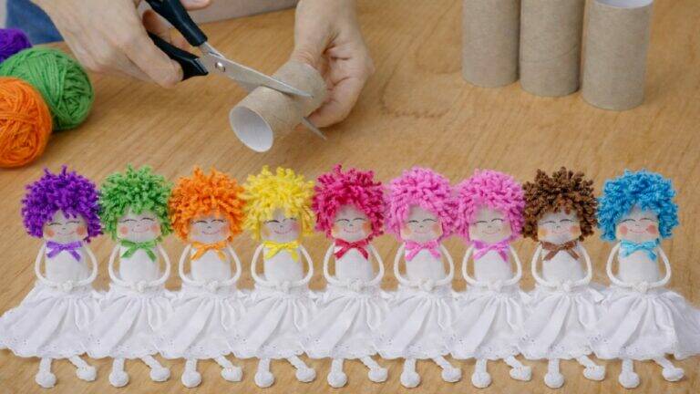 This simple gesture transforms toilet paper rolls into adorable dolls… discover how!