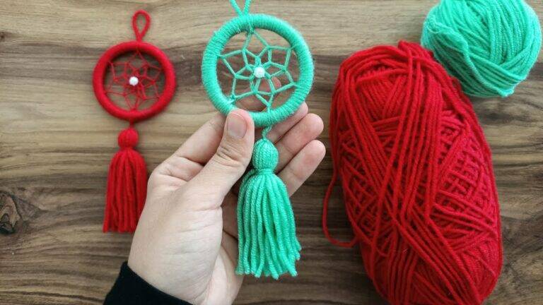 This simple idea transforms plastic rings into stunning dreamcatchers for your home…