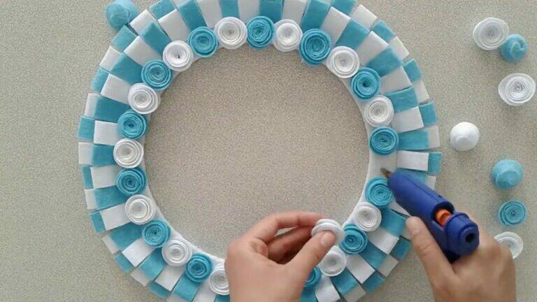 This simple felt trick transforms your door décor into a stunning masterpiece…