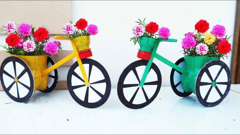 This simple recycling idea transforms plastic bottles into stunning flower pots…
