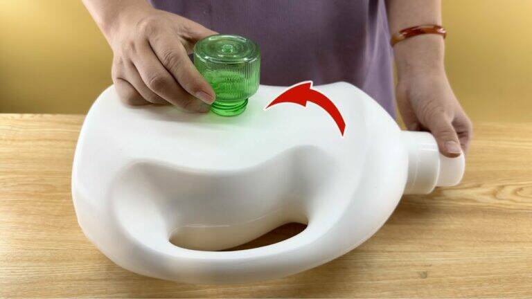 Transform an old detergent bottle into a game-changing kitchen tool that surprises…