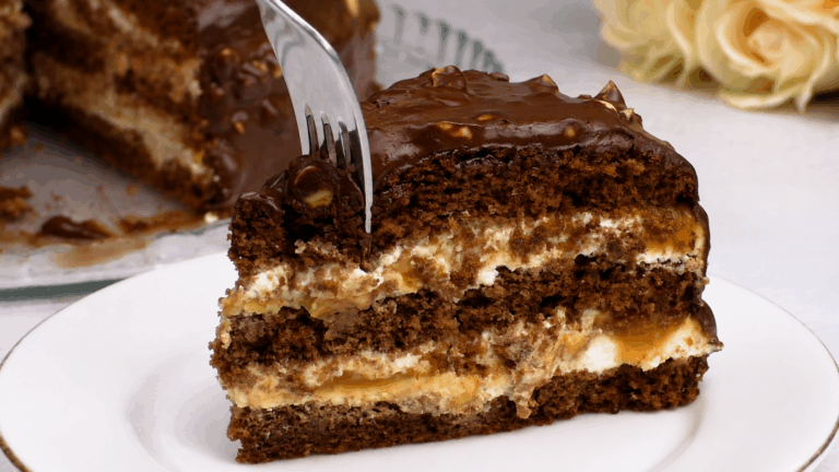 Tort Snickers, który rozpływa się w ustach! Prosty i niesamowicie pyszny przepis
