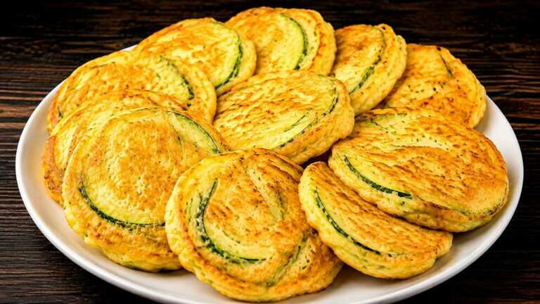 🥒 Cukiniowe placuszki na kefirze z warzywnym dodatkiem – robię je kilka razy w tygodniu!