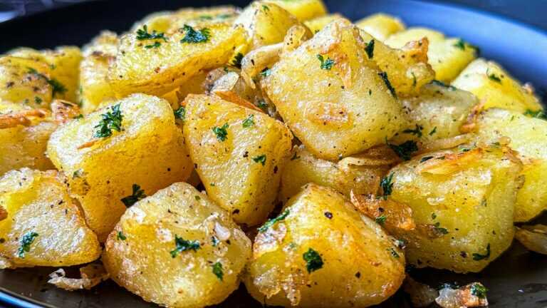 🥔 Złociste ziemniaki na maśle czosnkowym – chrupiące brzegi i miękki środek