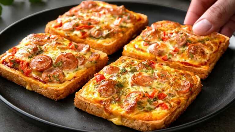 🍞 Najlepsze śniadaniowe tosty z jajkiem, kiełbaską i mozzarellą prosto z piekarnika
