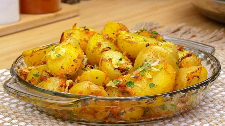 🥔 Ziemniaki z cebulą lepsze niż mięso – rumiane warzywa z parmezanem i czosnkiem