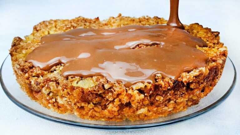 🍎 Wymieszaj płatki z jabłkami – szybkie ciasto owsiane z czekoladowym ganache
